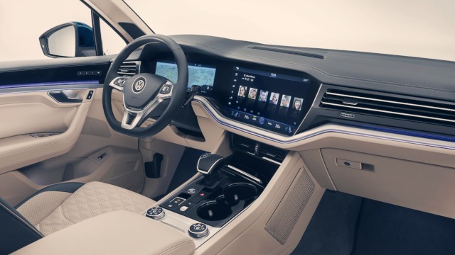 2020 VW Touareg interior