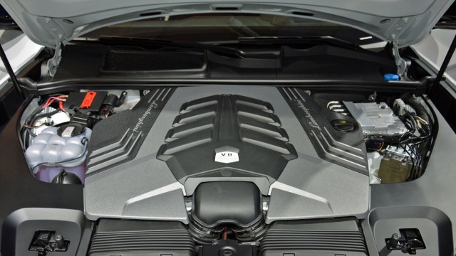 2021 Lamborghini Urus engine