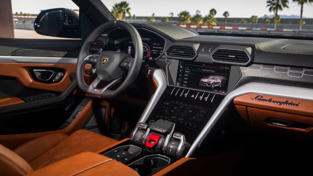 2021 Lamborghini Urus interior